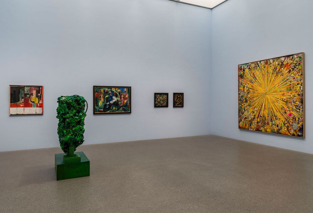 Ausstellungsraum der Pinakothek der Moderne mit Gemälden von Franz Marc und Paul Klee sowie einer großen gelben Collage und einer grünen Skulptur (eine Art Hecke) von Tal R, Sammlung Goetz, München