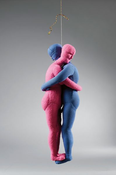 Skulptur aus einer rosafarbenen und einer hellblauen Stoffpuppe, die sich umarmen, Louise Bourgeois, Sammlung Goetz, München