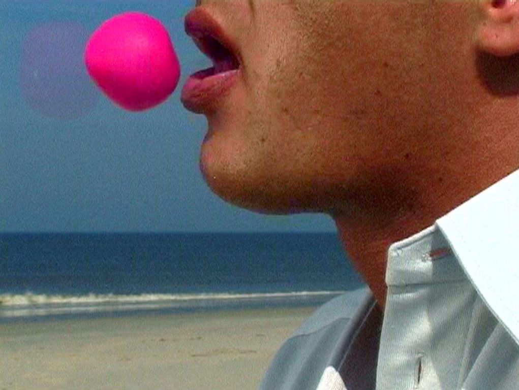 Pinker Ball vor männlichem Mund 
