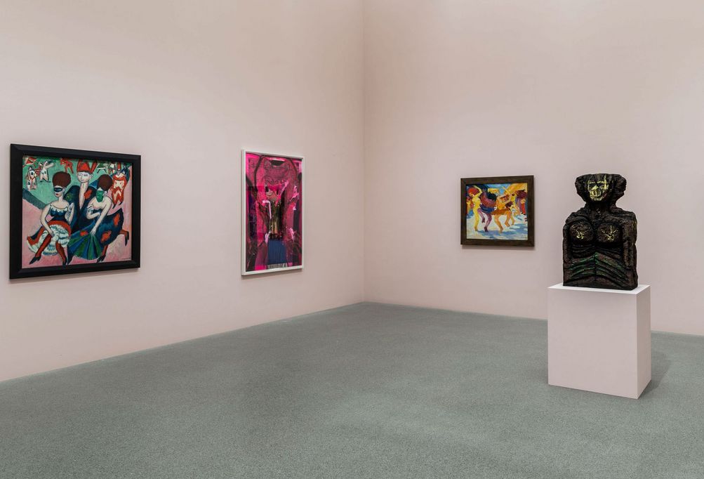 Exhibition space of the Pinakothek der Moderne Munich with paintings by Ernst Ludwig Kirchner and Emil Nolde and a sculpture by Huma Bhabha