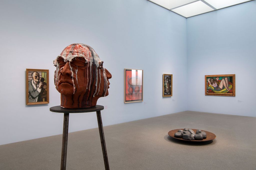Ausstellungsraum der Pinakothek der Moderne mit Skulptur von Thomas Schütte (Kopf mit drei Gesichtern auf hohem Sockel) und Gemälden von Max Beckmann, Sammlung Goetz, München