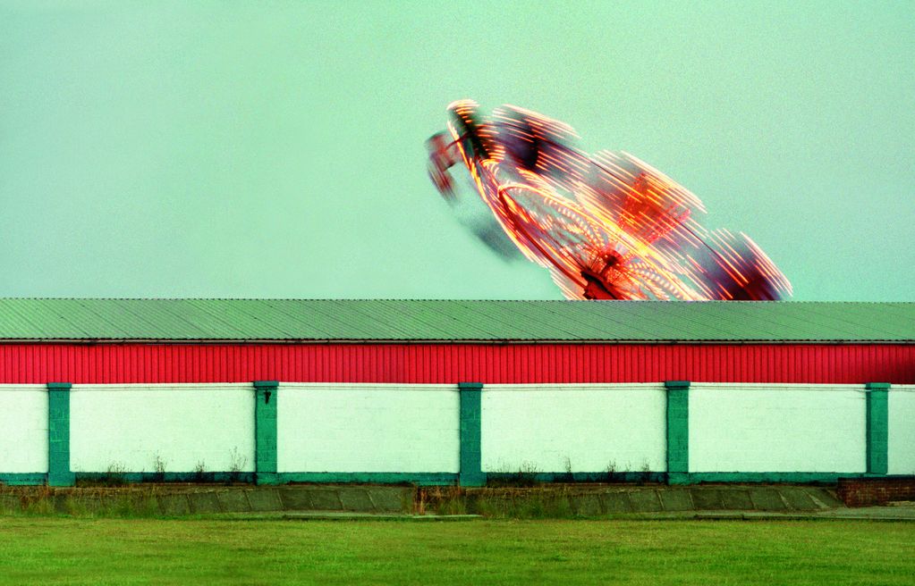 Fotografie, Fahrgeschäft hinter Lagerhalle. Jörg Sasse, Sammlung Goetz München